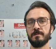 یاسر اکبری